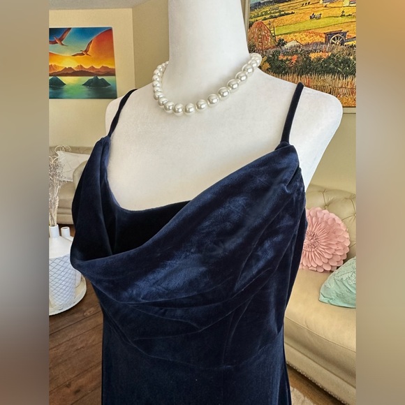 Lulu’s navy blue velvet gown - Picture 8 of 11
